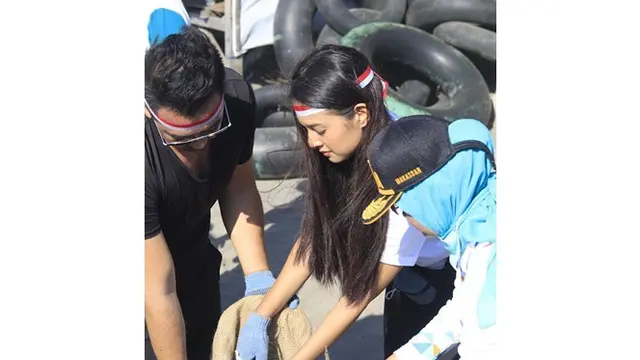 6 Momen Aurelie Ikut Bersihkan Pantai di Hari Kemerdekaan, Jadi Panutan