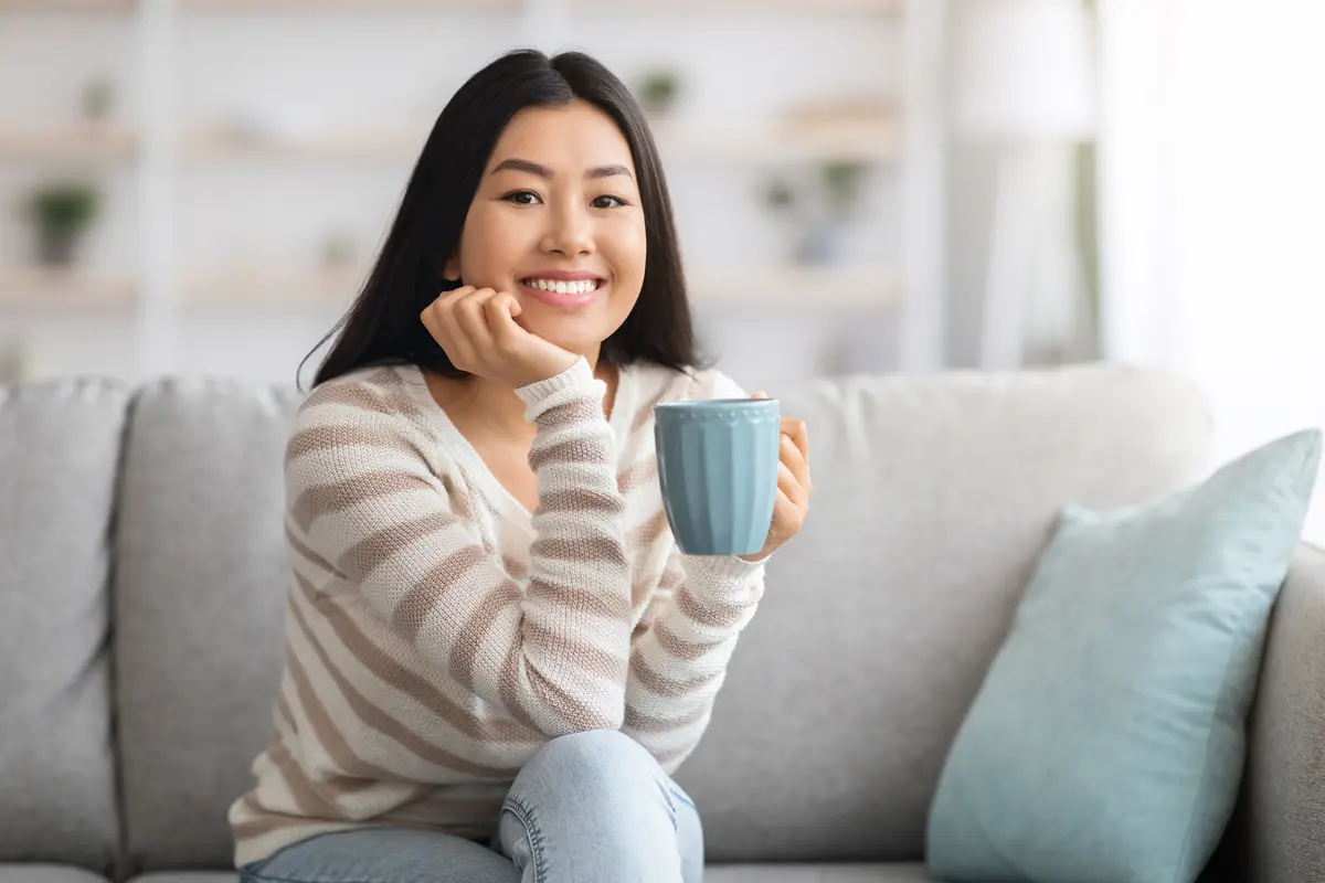 santai tenang mencintai diri sendiri minum kopi