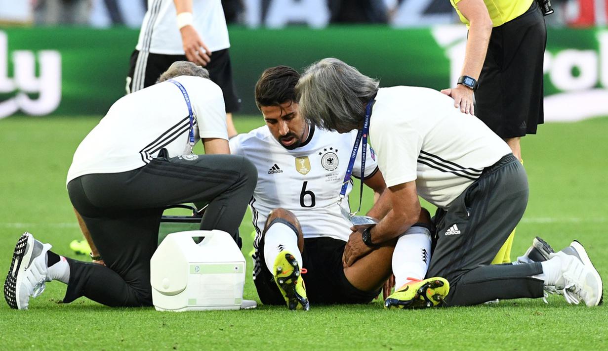 Sami Khedira mengalami cedera paha ketika menghadapi Italia pada babak delapan besar (2/7/2016) sehingga tidak akan tampil melawan Prancis di semifinal nanti. (AFP/Vincenzo Pinto).
