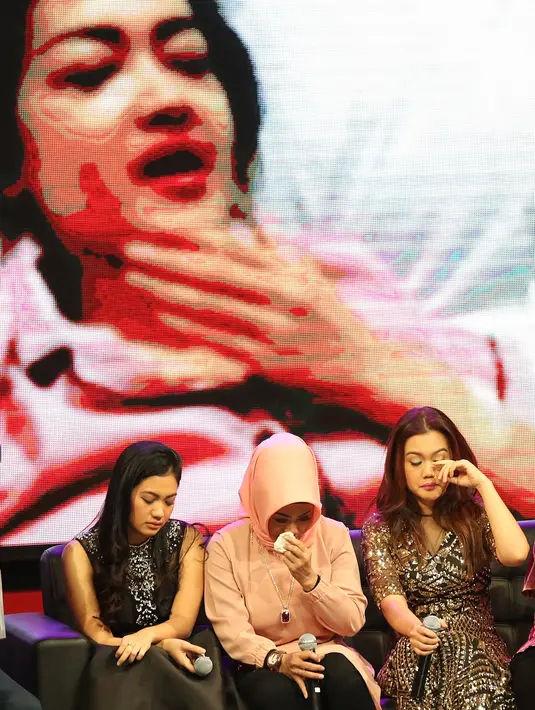 Nia, adik Jupe yang hadir di panggung galang dana itupun menceritakan niat baik Jupe meskipun tengah melawan rasa sakitnya. Nia mengatakan, Jupe ingin dana yang terkumpul juga diberikan kepada penderita kanker lainnya. (Bambang E. Ros/Bintang.com)