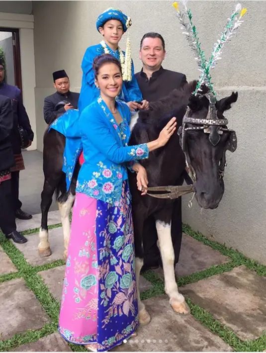 Pengantin kecil itu juga diarak keliling dengan naik kuda. Arak-arakan kental dengan adat Betawi. Pengantin manaiki kuda dibarisan paling depan. Nyanyian rebana mengiringi pengantin kecil ini keliling. (Instagram/maudykoesnaedi)