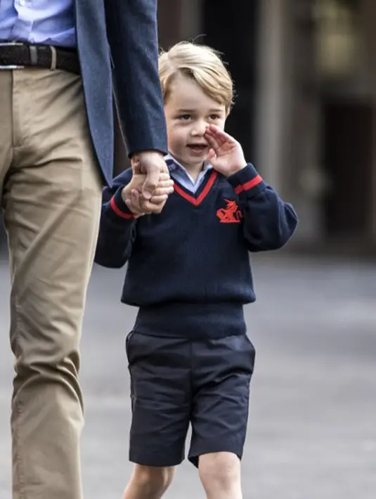 Setiap perayaan Natal identik dengan tokoh berbaju merah dan berjenggot, Sinterklas. Di pikiran anak-anak kecil pun selalu terpatri bahwa sosok tersebut memiliki banyak hadiah untuk mereka.  (AFP/Richard Pohle)
