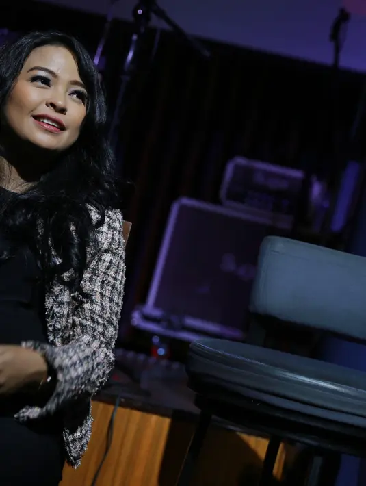  "Setidaknya akhirnya aku tau oh ternyata hamil tuh seperti ini, nanti bagaimana yah melahirkan. Aku maunya normal aja, gak mau yang aneh-aneh, tapi lihat nanti ya doakan saja supaya normal," jelasnya. (Adrian Putra/Bintang.com)