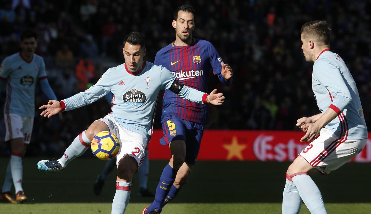 Bek Celta Vigo, Hugo Mallo, mengontrol bola saat melawan Barcelona pada laga La Liga Spanyol di Stadion Camp Nou, Katalonia, Sabtu (2/12/2017). Kedua klub bermain imbang 2-2. (AFP/Pau Barrena)