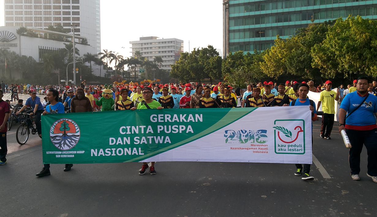 Kementerian LKH bersama sejumlah perusahaan yang peduli terhadap kelestarian lingkungan melakukan aksi jalan santai di kawasan Bundaran HI, Minggu (15/11/2015). Aksi ini untuk merayakan Hari Cinta Puspa dan Satwa Nasional 2015. (Media center AGP-AGN)