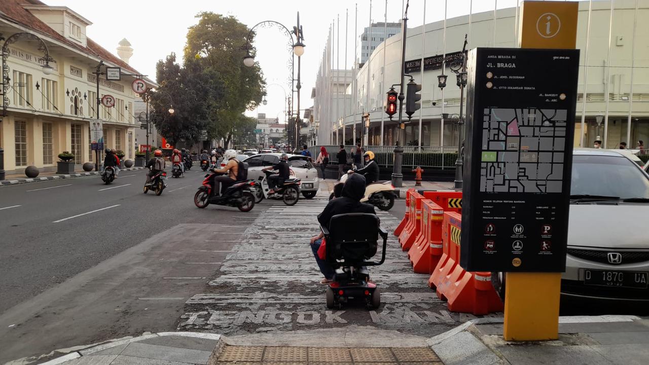 Zulhamka Julianto Kadir mencoba trotoar Jalan Asia Afrika Bandung.