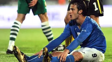 Italy Alberto Gelardino reacts after missing to score against Bulgaria during their FIFA World Cup 2010 qualifying football match at Vassil Levski stadium in Sofia on October 11, 2008. AFP PHOTO / DIMITAR DILKOFF