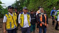 Menteri PUPR Basuki Hadimuljono meninjau lokasi longsor di Kecamatan Nanggung dan Sukajaya, Bogor, Minggu (5/1/2020).(Liputan6.com/ Achmad Sudarno)