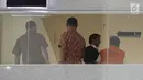 Terdakwa kasus korupsi e-KTP Setya Novanto, saat bertemu dengan putra sulungnya, Rheza Herwindo di gedung KPK, Jakarta, Jumat (22/12). Rheza akan diperiksa sebagai saksi untuk tersangka Dirut PT Quadra Solution. (Liputan6.com/Faizal Fanani)