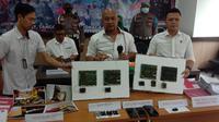 Polda Banten Bongkar SPBU Curang, Kurangi Takaran Pengisian BBM. (Rabu, 22/06/2022). (Liputan6.com/Yandhi Deslatama).