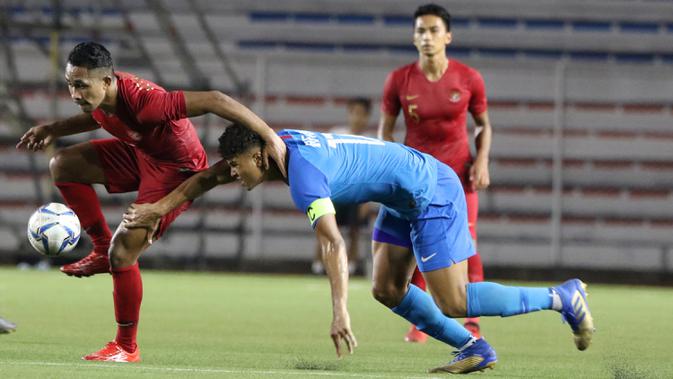 Bek Timnas Indonesia U-22, Dodi Alekvan Djin, mengontrol bola saat melawan Singapura U-22 pada laga SEA Games 2019 di Stadion Rizal Memorial, Manila, Kamis (28/11). Indonesia menang 2-0 atas Singapura. (Bola.com/M Iqbal Ichsan)