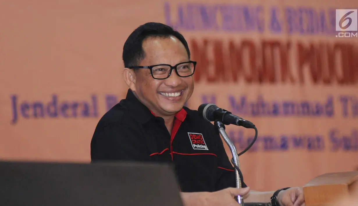 Kapolri, Jenderal Pol Tito Karnavian memberi kata pembuka peluncuran buku 'Democratic Policing' di Jakarta, Selasa (21/11). Diharapkan buku ini menjadi pegangan para pemikir Polri dan diterapkan di lapangan. (Liputan6.com/Helmi Fithriansyah)