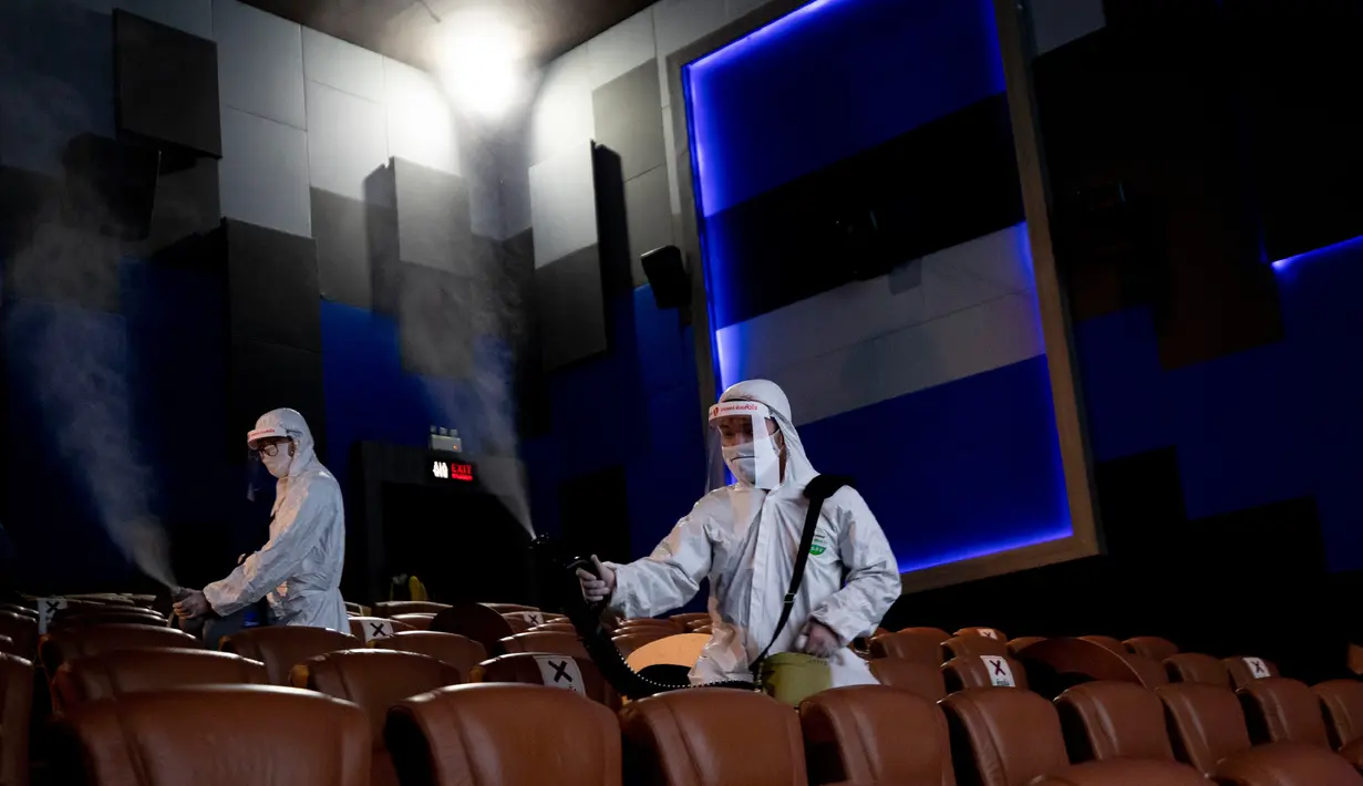 Karyawan menyemprotkan disinfektan sebagai tindakan pencegahan terhadap Covid-19 di bioskop Paragon Cineplex di Bangkok, Thailand, Senin (1/6/2020). (AP Photo/Sakchai Lalit)
