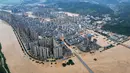 Kantor pusat pengendalian banjir setempat mengatakan bahwa saat ini ketinggian air di daerah itu telah turun di bawah tingkat peringatan. Pemulihan pasca-bencana dan rekonstruksi serta penyelidikan orang-orang yang terjebak terus dilaksanakan. Tampak foto udara menunjukkan bangunan-bangunan yang terendam banjir di Rongjiang, provinsi Guizhou barat daya China pada 24 Juni 2025. (AFP/China OUT)