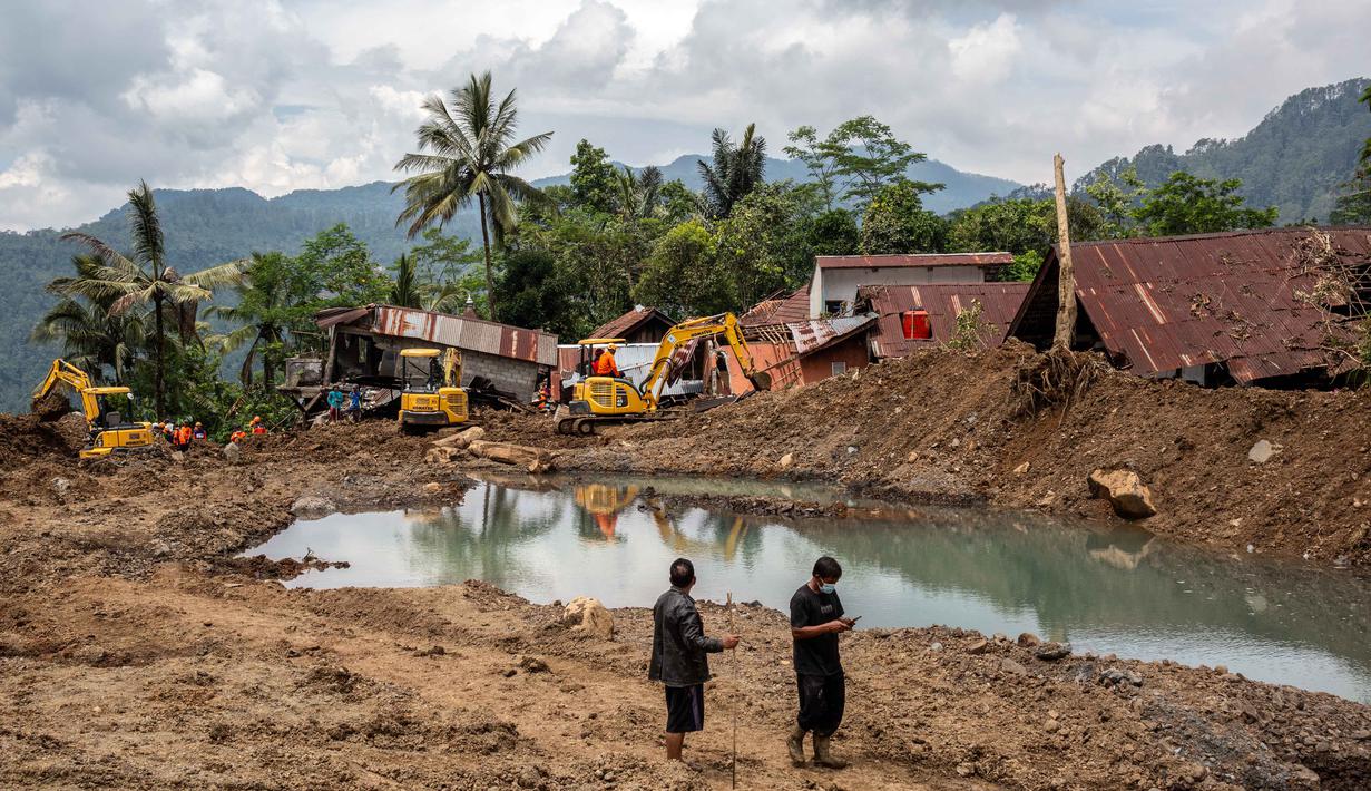 Warga berjalan di lokasi longsor di Desa Situkung, Banjarnegara, Jawa Tengah, pada Kamis 20 November 2025. Pencarian korban di Dusun Situkung, Desa Pandanarum, Kabupaten Banjarnegara, saat ini masih berlangsung. (DEVI RAHMAN/AFP)