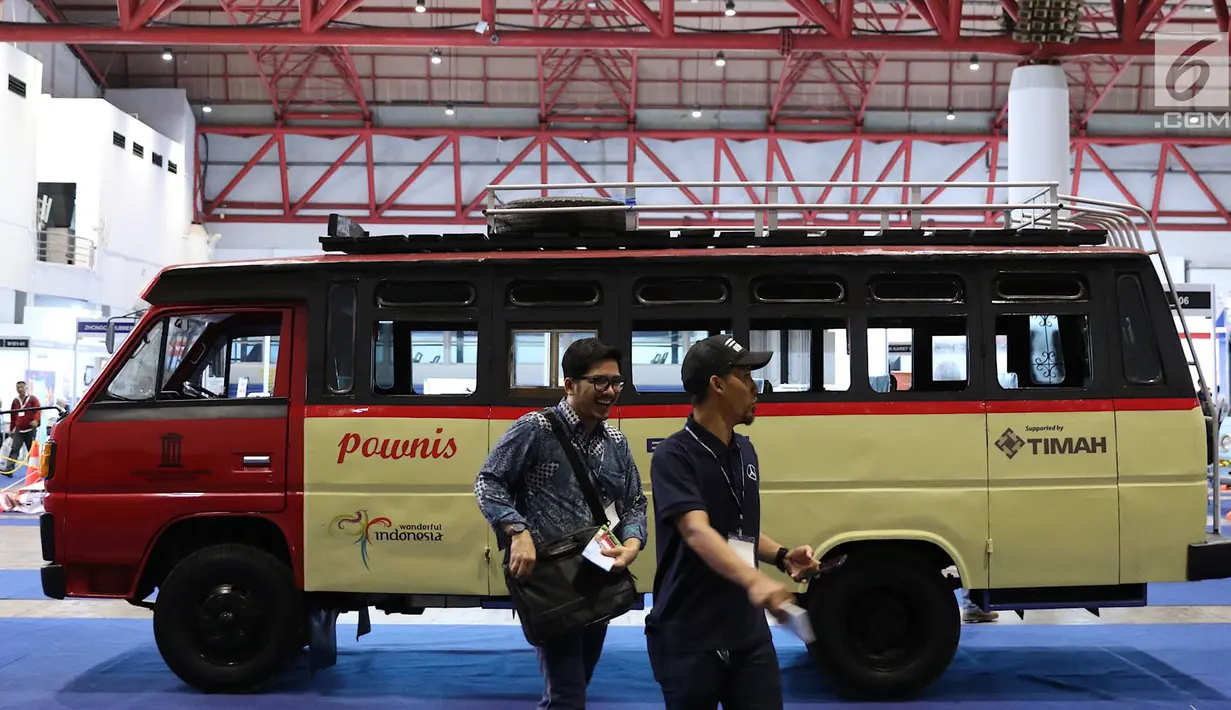 Pengunjung melewati kendaraan yang dipajang dalam pameran Indonesia Classic N Unique Bus 2019 di JIExpo Kemayoran, Jakarta, Rabu (20/3). Pameran ini bertajuk ‘Legenda Transportasi Indonesia’. (Liputan6.com/Immanuel Antonius)