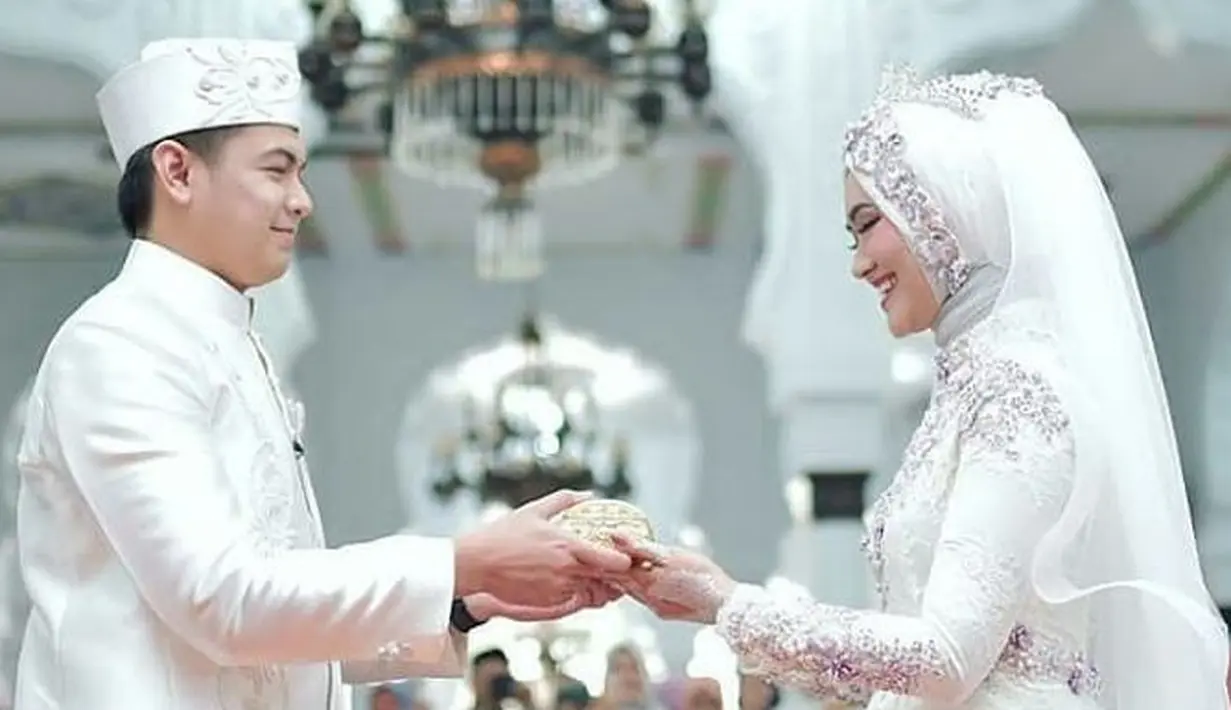 Sekarang ini, Lisya telah resmi menjadi istri dari Tommy Kurniawan. Keduanya resmi menikah di Hotel Hermes, Banda Aceh, Aceh, Pada Minggu, 18 Februari 2018. Tampak serasi dengan balutan busana putih saat akad nikah. (Instagram/seleb_indonesia)