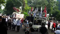 ‎Ratusan massa pendukung terdakwa Buni Yani mulai berkumpul di Gedung Dinas Perpustakaan dan Kearsipan, Kota Bandung, untuk mengawal sidang putusan, Selasa (14/11/2017).