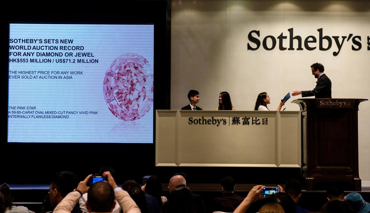 Suasana lelang Berlian Pink Star di Hong Kong, Selasa (4/4). Berlian 59,6 karat tersebut merupakan berlian terbesar yang pernah diukur oleh Gemological Institute of America (GIA). (AFP Photo/ ANTHONY WALLACE)