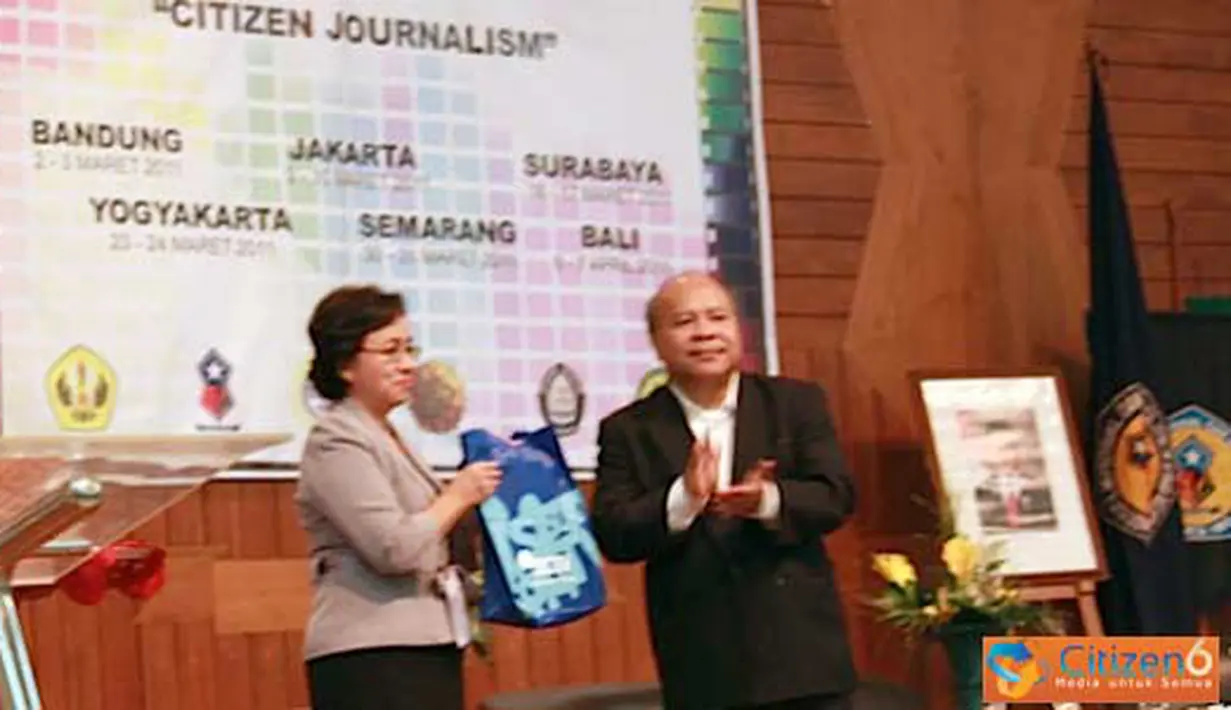 Citizen6, Jakarta: Penyerahan kenang-kenanganan SCTV-IISIP (Pengirim: Ady Permadi)