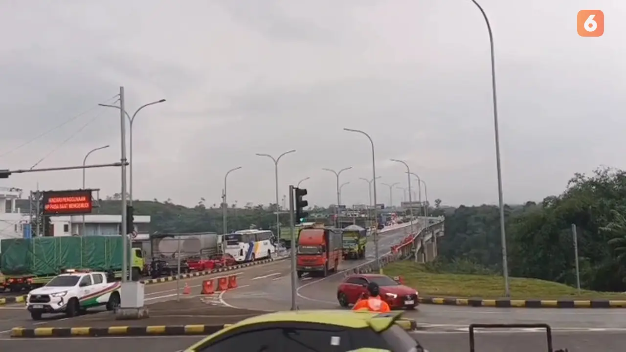 Kondisi kemacetan di gate tol Parungkuda saat terjadi hujan disertai angin kencang. (Liputan6.com/Fira Syahrin).