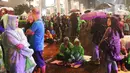 Masyarakat mulai memadati car free night di kawasan Thamrin, Jakarta, Selasa (31/12/2019). Meski diguyur hujan masyarakat mulai memadati kawasan tersebut untuk menikmati malam pergantian tahun 2019. (Liputan6.com/Angga Yuniar)