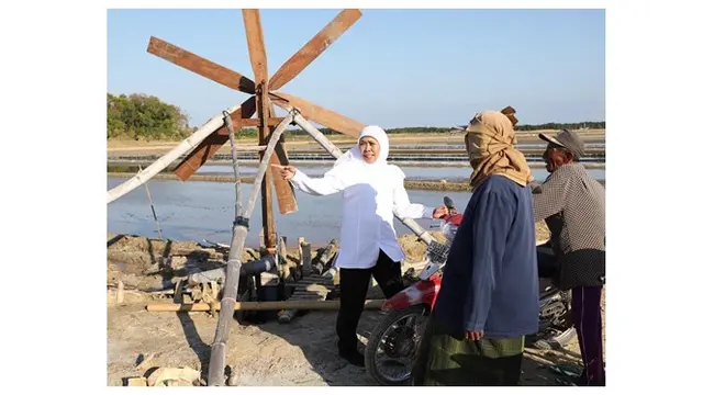 Khofifa Kunjungi Petani Garam di Madura