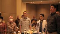 Founder ESQ Ary Ginanjar Agustian bersama Sekjen Kementerian Kominfo Mira Tayyiba dan para pejabat tinggi di lingkungan Kementerian Kominfo saat diskusi tindak lanjut merespon hasil survei BerAKHLAK, di Jakarta, Selasa (21/3/2023).