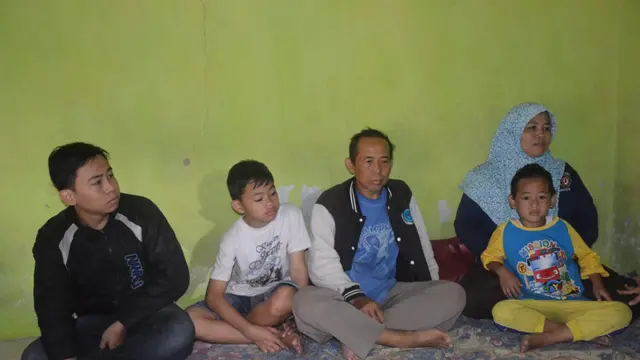 Keluarga Imron Ichwani, remaja anak tukang bubur keliling yang lolos seleksi Taruna Akmil. ( Foto: Liputan6.com/Kodim 0702/Purbalingga/Muhamad Ridlo).