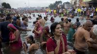 Puluhan juta umat Hindu berkumpul di Festival Kumbh Mela yang digelar di tepi Sungai Gangga, India, selama 48 hari (AP Photo)