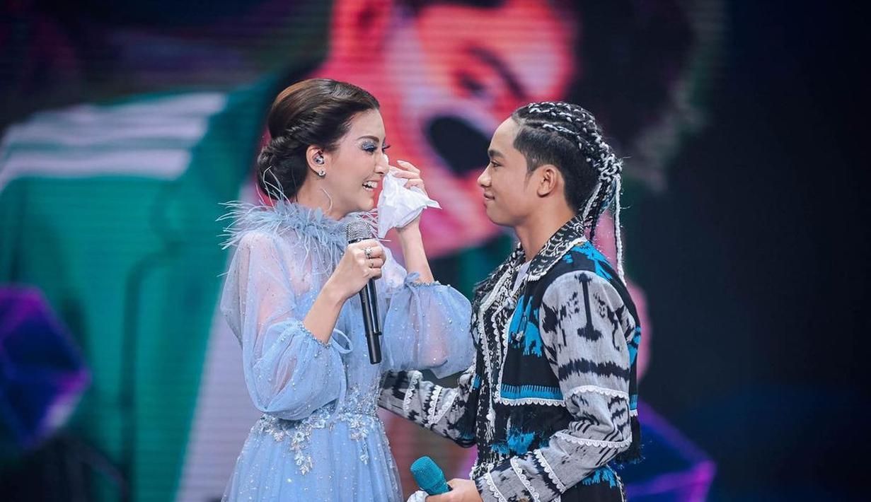 Sarwendah pun tak kuasa menahan air matanya atas kesuksesan konser yang digelar sang anak, Betrand Peto Putra Onsu. (Foto: Instagram/@ruben_onsu)