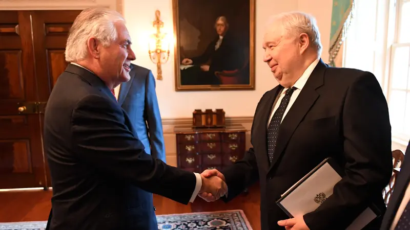 Menteri Luar Negeri AS Rex Tillerson (kiri) dan Duta Besar Rusia untuk AS Sergey Kislyak (US State Department)