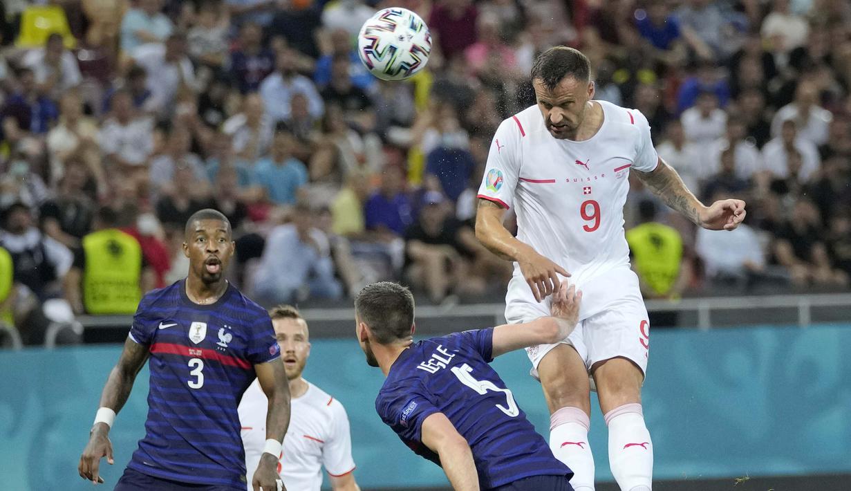 Striker andalan Swiss, Haris Seferovic, membawa timnya mencetak gol lebih dulu usai memanfaatkan umpan Steven Zuber. (Foto: AP/Pool/Vadim Ghirda)