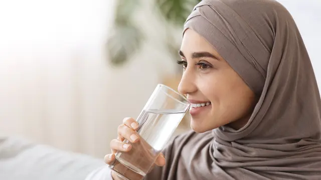 ramadan perempuan hijab minum buka puasa