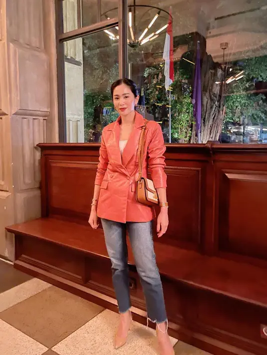 Gaya OOTD Bunga Zainal dengan blazer satu ini juga bisa dijadikan sebagai inspirasi. Dirinya pun memilih menggunakan celana denim serta shoulder bag untuk tampilan kasual namun menawan. (Liputan6.com/IG/@bungazainal05)