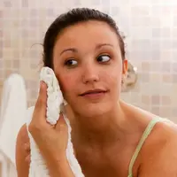 Mengeringkan wajah pakai handuk. (Via: m.webmd.com)