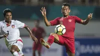 Gelandang Timnas Indonesia, Irfan Jaya, mengontrol bola saat melawan Myanmar pada laga persahabatan di Stadion Wibawa Mukti, Jawa Barat, Rabu (10/10). Indonesia menang 3-0 atas Myanmar(Bola.com/Vitalis Yogi Trisna)