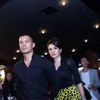 Keduanya terlihat serasi dengan mengenakan busana hitam. (Nurwahyunan/Bintang.com)