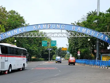 Sebuah bus saat memasuki Terminal Kampung Rambutan, Jakarta Timur, Selasa (30/6/2015). Jelang memasuki arus mudik Lebaran 2015 terminal Kampung Rambutan masih terlihat sepi dan lenggang. (Liputan6.com/Yoppy Renato)