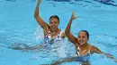 Perenang indah Indonesia, Adela Amanda Nirmala dan Claudia M. Suyanto, sedang beraksi di nomor Duet Technical Routine SEA Games 2015 di OCBC Aquatic Arena, Singapura. Selasa (2/6). (Bola.com/Arief Bagus) 