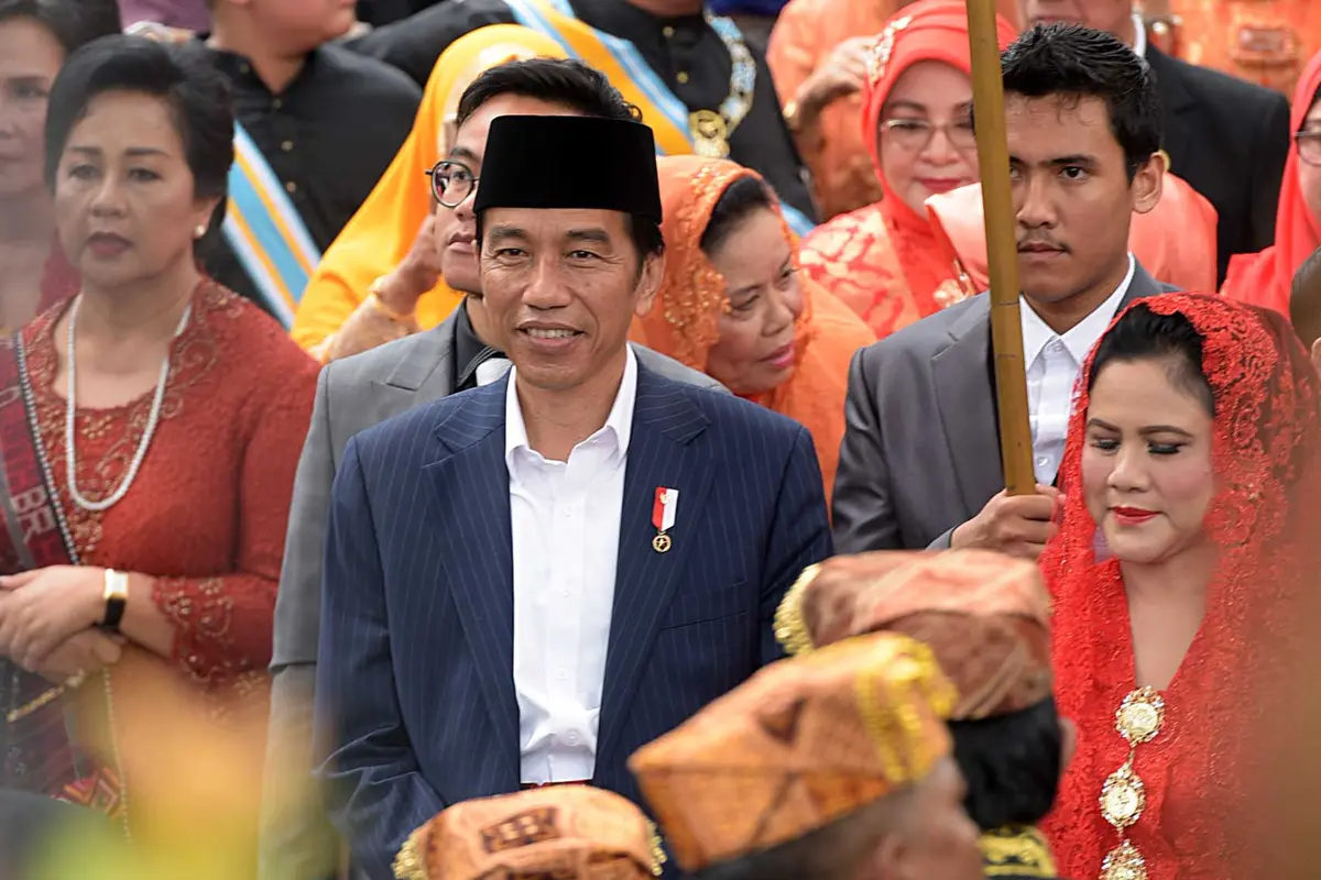 [Bintang] Jokowi dan Iriana Medan