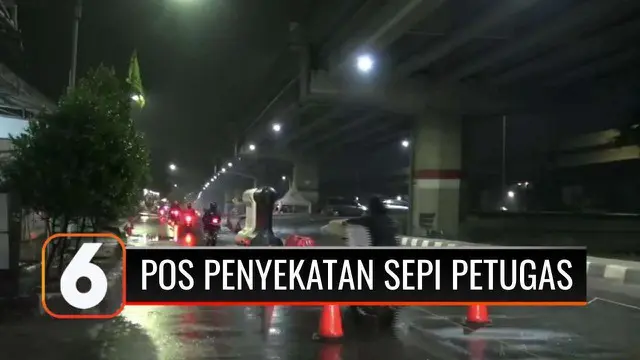 PPKM Darurat diperpanjang hingga 25 Juli 2021, penyekatan di pos PPKM di Jakarta masih diterapkan. Namun sejumlah pengendara dapat dengan leluasa menerobos penyekatan tanpa penjagaan petugas.