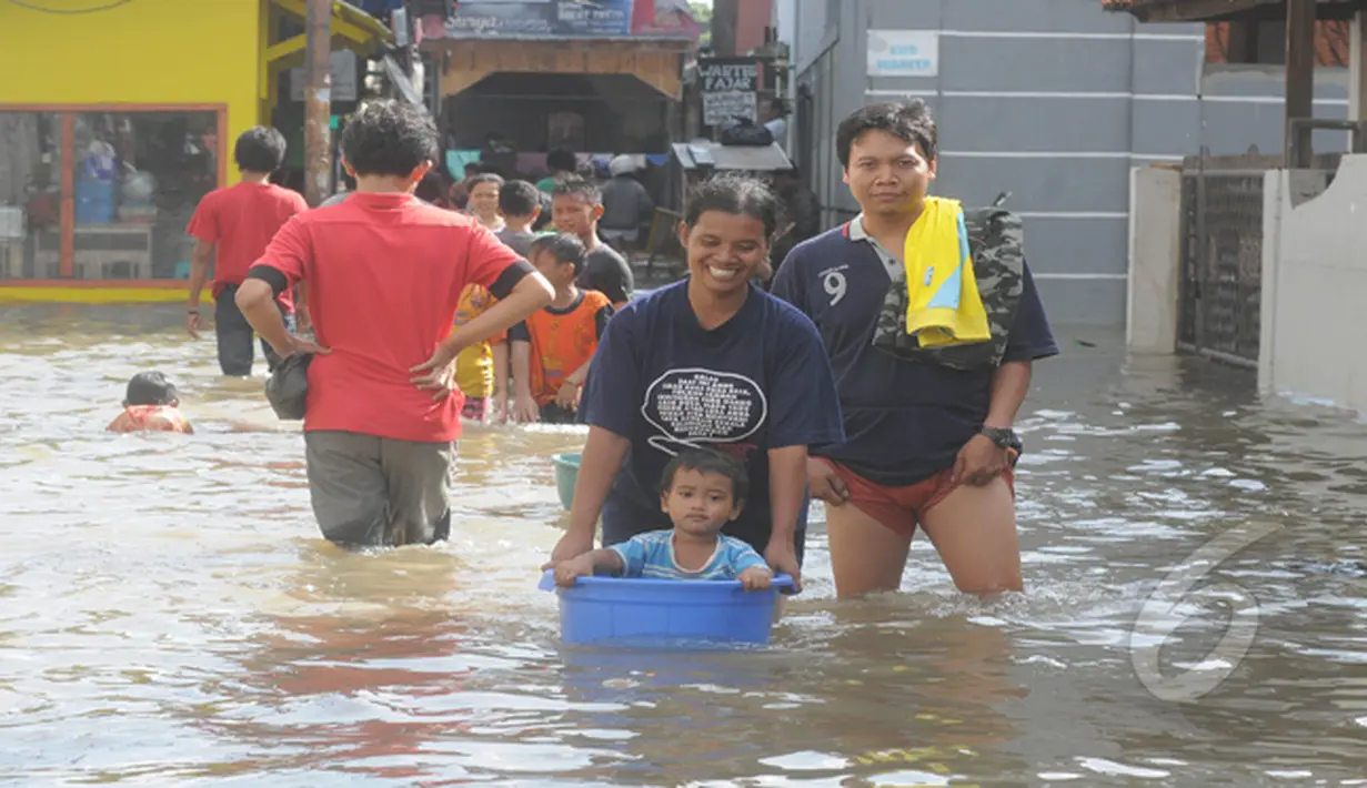 Hujan yang mengguyur Jakarta sejak Minggu (8/2) lalu, membuat Waduk Ria Rio meluap. Imbasnya, perkampungan Pendongkelan tergenang air hingga paha orang dewasa, Jakarta, Selasa (10/2/2015). (Liputan6.com/Herman Zakharia)