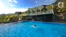 Wisatawan berenang saat mengunjungi tempat wisata yang Instagrammable di kawasan Puncak Dua, Sukamakmur, Bogor, Jumat (6/1/2023). Meski kawasan Puncak Dua belum dikembangkan secara maksimal oleh Pemkab Bogor dan pemerintah pusat, warga seputar Jabodetabek dan Cianjur tetap antusias mengunjungi kawasan ini sebagai tempat wisata alternatif selain kawasan Puncak dan sekitarnya yang selalu didominasi kemacetan lalu lintas. (merdeka.com/Arie Basuki)