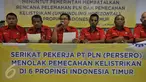 Serikat Pekerja PLN menggelar Konferensi Pers di Loby Kantor PLN Pusat, Jakarta, Kamis (11/2). Aksi ini terkait penjualan beberapa aset PLN khususnya di Indonesia Timur ke pihak swasta. (Liputan6.com/Johan Tallo)