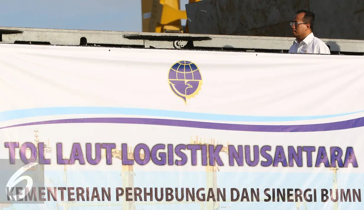 Menteri Perhubungan Budi Karya Sumadi berada diatas KM Caraka Jaya Niaga III-4 yang digunakan sebagai kapal tol laut logistik Natuna di Pelabuhan Tanjung Priok, Jakarta Utara, Selasa (25/10). (Liputan6.com/Immanuel Antonius)