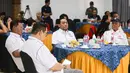 Ketua Umum Pengurus Pusat Persatuan Bola Voli Seluruh Indonesia (PP PBVSI), Imam Sudjarwo (ketiga kiri) saat menghadiri upacara pelepasan Timnas voli putri Indonesia di Padepokan Voli Jenderal Polisi Kunarto, Sentul, Jawa Barat, Selasa (2/6/2026). (Bola.com/Abdul Aziz)