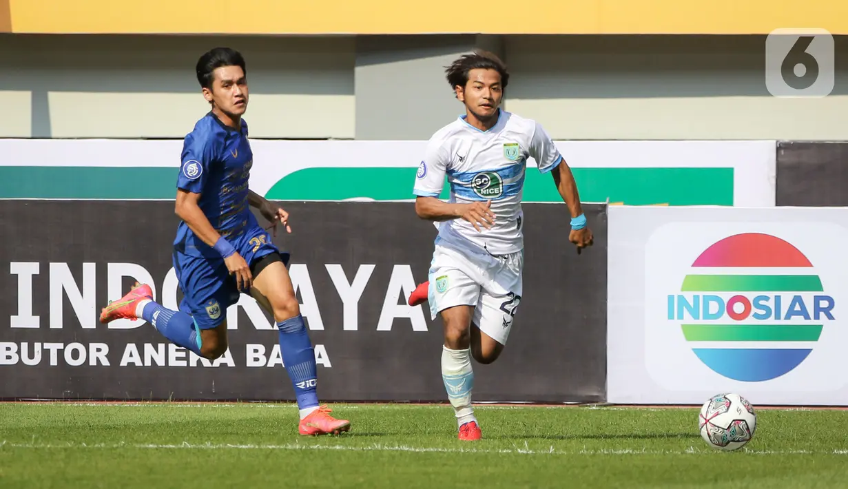 Gelandang Persela Lamongan, Riyatno Abiyoso dan gelandang PSIS Semarang, Septian David Maulana berebut bola dalam laga pekan pertama BRI Liga 1 2021/2022 di Stadion Wibawa Mukti, Bekasi, Sabtu (4/9/2021). PSIS menang dramatis 1-0 atas Persela berkat gol di menit akhir. (Bola.com/Bagaskara Lazuardi)