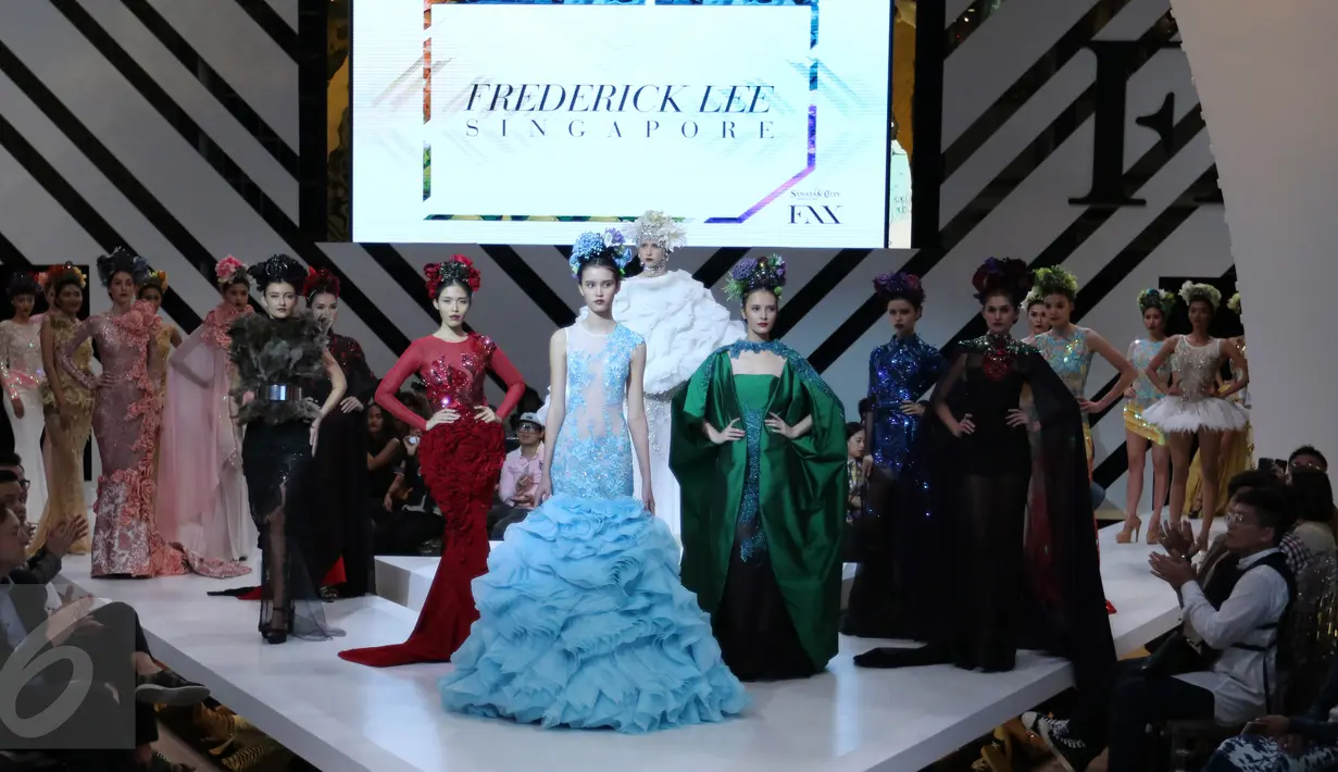 Model memamerkan koleksi busana perancang dari Singapura, Frederick Lee dalam Fashion Nation 10th edition "A Decade of Pure Dacadance" di Senayan City, Jakarta, Kamis (14/4). (Liputan6.com/Herman Zakharia)