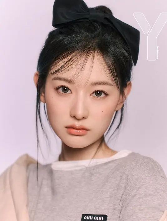 Gaya manis Kim Ji Won dengan rambut yang dilow-ponytail dan diberi pemanis pita yang serasi dengan outfitnya. Poninya diikal dan dibiarkan tergerai beberapa bagian di atas matanya. [Foto: Instagram/geewonii]